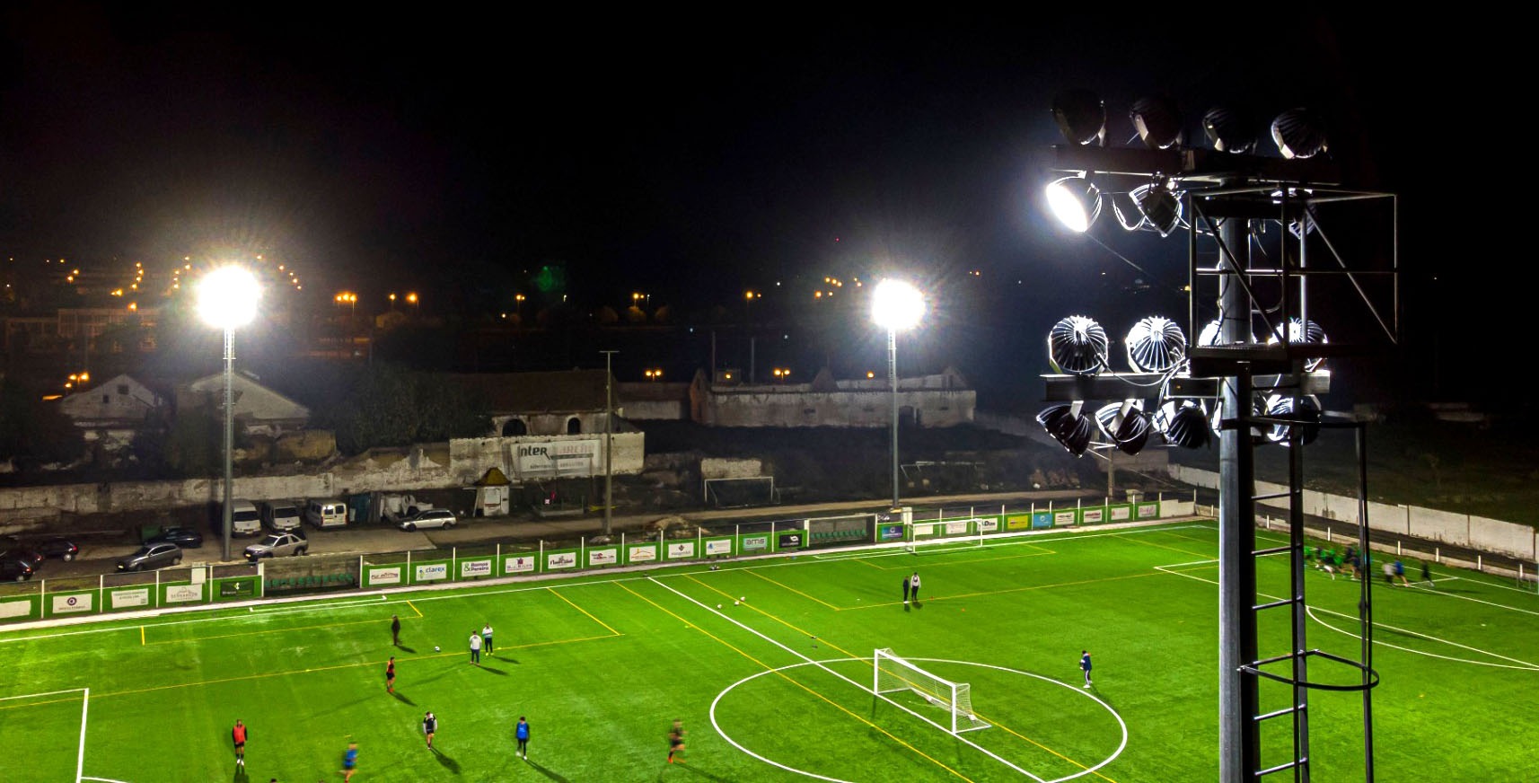 Освещение футбольного поля в Португалии