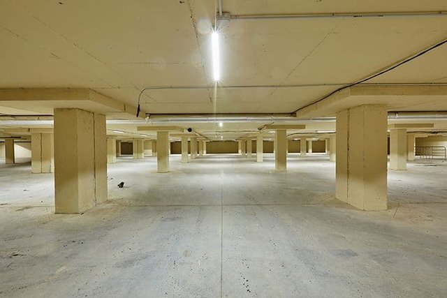 Парковка Кремлевской набережной в Казани